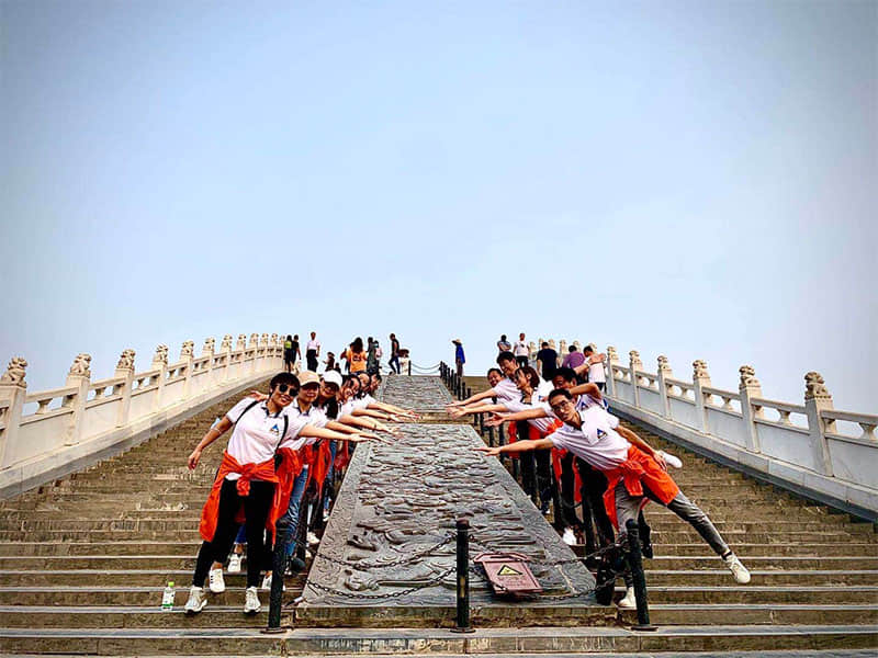 AHL steel team members in Qingming Park